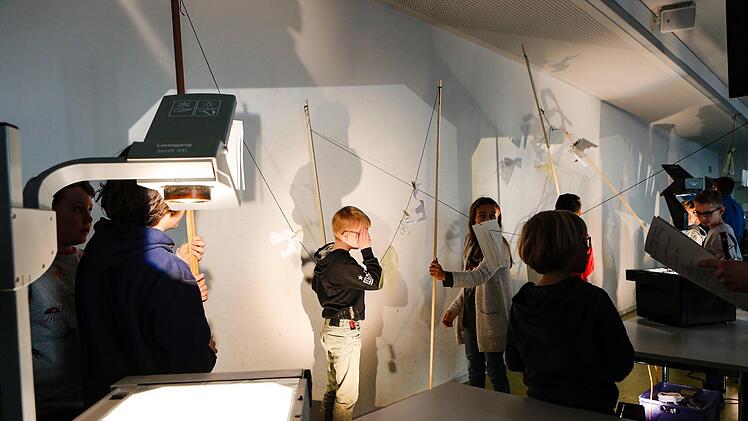 Schatten haben schon immer Künstlerinnen und Künstler inspiriert. Am Samstag auch die jungen Studierenden an der Bamberger Kinder-Uni.  Foto: Matthias Hoch