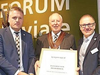 Roland Rauh (Mitte) erhielt den Bayerischen Bierorden, die höchste Auszeichnung der bayerischen Braubranche. Mit im Bild: Stefan Stang, Geschäftsführer des Verbands Privater Brauereien Bayerns (links) und Präsident Georg Rittmayer (rechts) Foto: pr