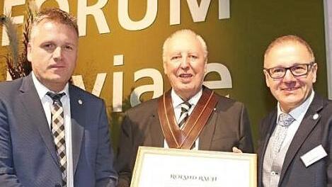 Roland Rauh (Mitte) erhielt den Bayerischen Bierorden, die höchste Auszeichnung der bayerischen Braubranche. Mit im Bild: Stefan Stang, Geschäftsführer des Verbands Privater Brauereien Bayerns (links) und Präsident Georg Rittmayer (rechts) Foto: pr
