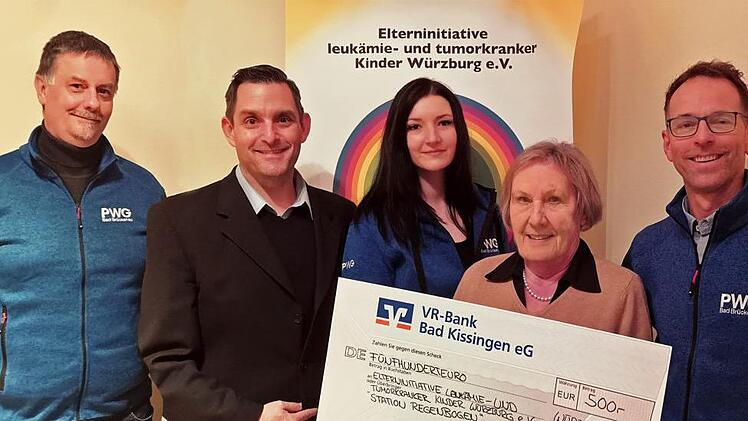 Einen Spendenscheck übergab die PWG Bad Brückenau an die Elterninitiative leukämie- und tumorkranker Kinder Würzburg e.V.: (von links)  Robert Eder, Dirk Stumpe, Laureen Steinmetz, Monika Demmich und Jürgen Lang. Foto: Heike Lang