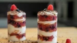 Schichtdessert mit Beeren & Quark