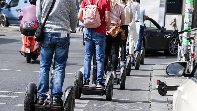 Touristen auf Segways in Berlin