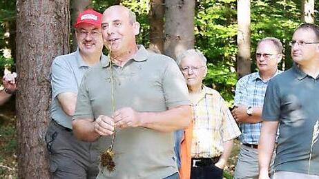 Anhand eines toten Lärchentriebs klärte Bernhard Schmitt die Rechtlern über die seltenen Verbissschäden durch die Rötel- oder auch durch die Waldwühlmaus auf.