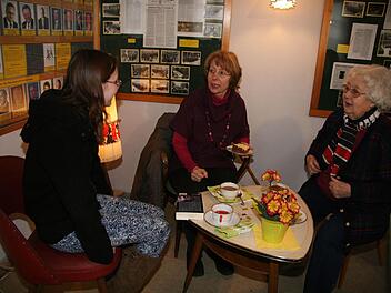 Drei Generationen geraten ins Schwärmen: Rosanna, Karin und Hildegard Wolfrum genießen die Gemütlichkeit im neuen Fünfziger-Jahre Zimmer des Stadtsteinacher Heimatmuseums. Fotos: Sonja Adam