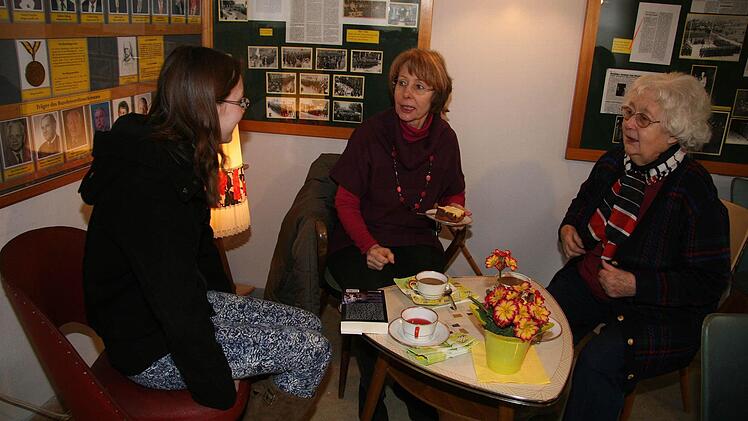 Drei Generationen geraten ins Schwärmen: Rosanna, Karin und Hildegard Wolfrum genießen die Gemütlichkeit im neuen Fünfziger-Jahre Zimmer des Stadtsteinacher Heimatmuseums. Fotos: Sonja Adam