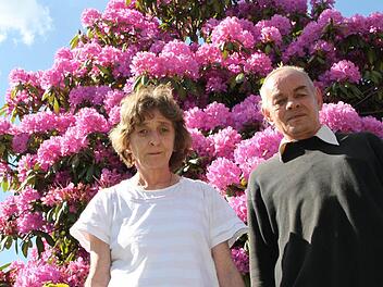 Beatrix Leitner pflegt zusammen mit ihrem Bruder Erich Kraus diesen wunderschönen Rhododendron. Fotos: Ulrike Müller