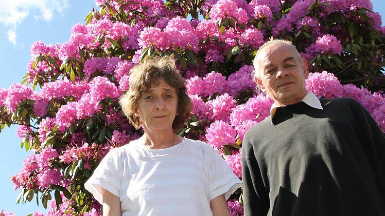 Beatrix Leitner pflegt zusammen mit ihrem Bruder Erich Kraus diesen wunderschönen Rhododendron. Fotos: Ulrike Müller