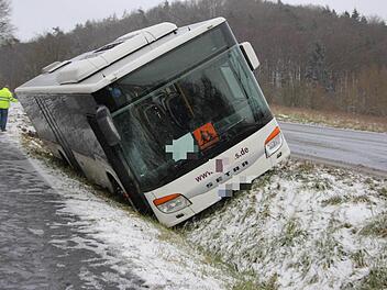 In Schräglage: der bei Zell verunglückte Bus. Wegen der Straßenglätte war das Fahrzeug von der Straße abgekommen.  Foto: Klaus Schmitt