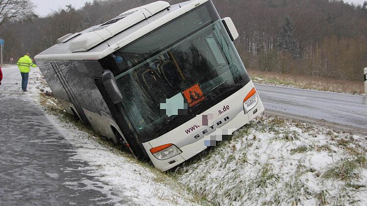 In Schräglage: der bei Zell verunglückte Bus. Wegen der Straßenglätte war das Fahrzeug von der Straße abgekommen.  Foto: Klaus Schmitt