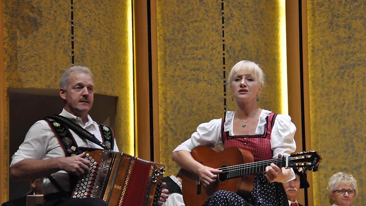 Etwas frivol, manchmal auch etwas derb, aber immer lustig waren die Liedtexte des Duos Helmut und Daniela.  Foto: Peter Klopf