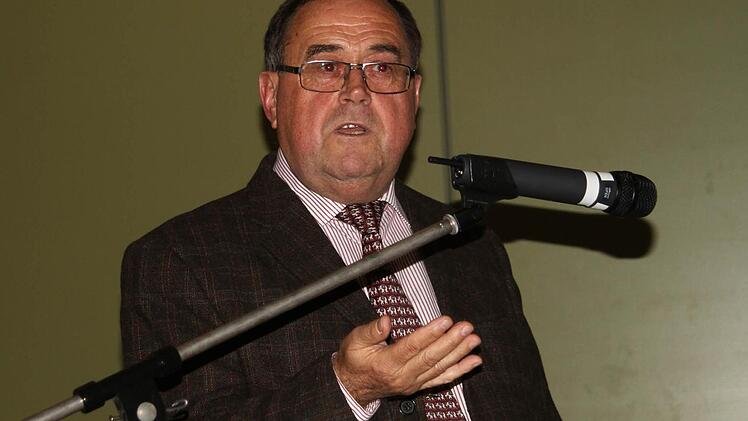 Oberst a.D. Herbert Danzer bei seinem Vortrag über die "Ukraine"