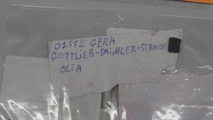 Einer der handgeschriebenen Zettel mit einer Zieladresse. Christian Pack