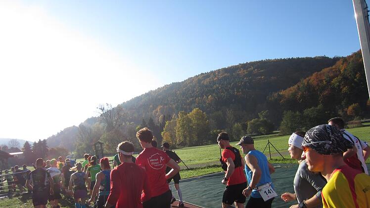 Der Start ist noch flach, der erste Anstieg folgt sogleich: Der "Neideck 1000" ist ein Trail-Lauf mit etlichen Anstiegen auf schwierigem Terrain.  Fotos: Jochen Brosig