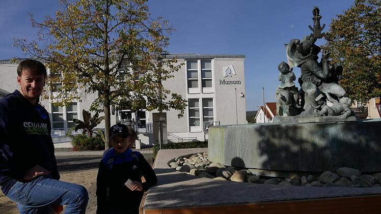 "Was für Figuren befinden sich auf dem Brunnen am Hindenburgplatz?  Macht eine Skizze von dem Brunnen auf der Rückseite dieses Blattes", gehörte  zu den Fragen, die beantwortet werden sollten. Foto: Manja von Nida