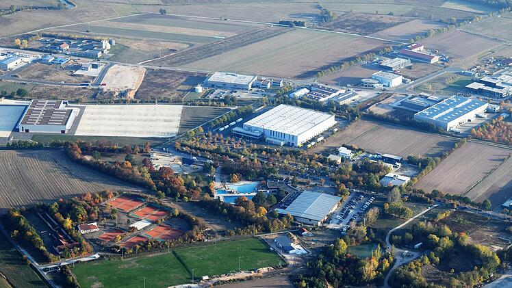 Oberhalb von Tennisplätzen und Freibad erstreckt sich das Gewerbegebiet Aischpark. Die Bürger sollen mitreden, wie dieses Areal weiter besiedelt wird.  Foto: Klaus Strienz