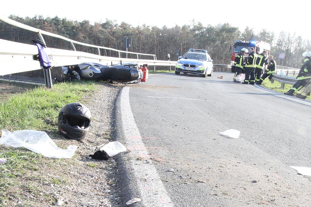 Schwerer Unfall bei Heßdorf: Motorradfahrer lebensgefährlich verletzt