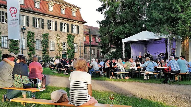 Bei Sonnenuntergang lauschten am Samstag die Gäste der Jazz-Session von Klangcraft & Heinz-Dieter Sauerborn. Sigismund von Dobschütz