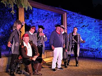 "Der fliegende Holländer" mit den "Gebrüder Sing" und Martin Rassau und Bernard Ottinger auf der Bühne des Wirsberger Schlossgartens.Foto: Werner Reißaus
