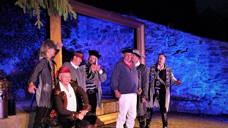 "Der fliegende Holländer" mit den "Gebrüder Sing" und Martin Rassau und Bernard Ottinger auf der Bühne des Wirsberger Schlossgartens.Foto: Werner Reißaus