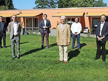 Norbert Hartz, Hans-Herbert Hartan, OB Dominik Sauerteig, Hermann Beckering, Landrat Sebastian Straubel und Thomas Nowak (von links) im neu geschaffenen Hospizgarten  Foto: Desombre