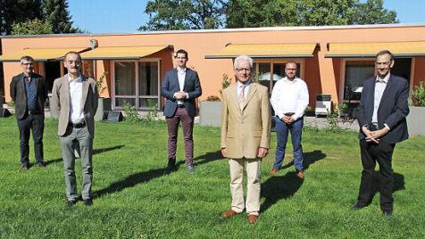 Norbert Hartz, Hans-Herbert Hartan, OB Dominik Sauerteig, Hermann Beckering, Landrat Sebastian Straubel und Thomas Nowak (von links) im neu geschaffenen Hospizgarten  Foto: Desombre
