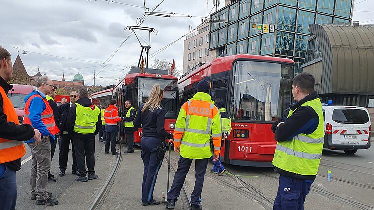 Straßenbahn-Unfall in Nürnberg: Nach "Auffahrunfall" - Tram springt aus Gleis gesprungen