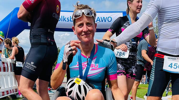 Die 48-jährige Hannoveranerin Tina ist nicht nur deutsche Meisterin im Para-Triathlon, sondern auch zweifache Para-Weltmeisterin im Eisschwimmen. 2023 war sie zudem "Behindertensportlerin des Jahres" in Niedersachsen.