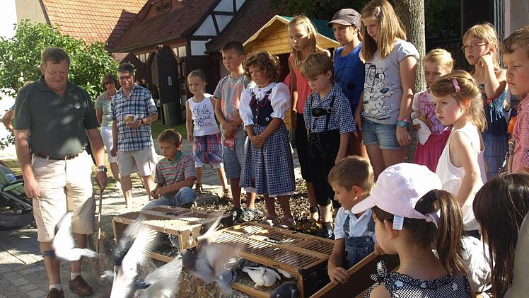 Hermann Wolf (hinten) hat Brieftauben  aufgelassen.  Fotos: Stefan Geiger