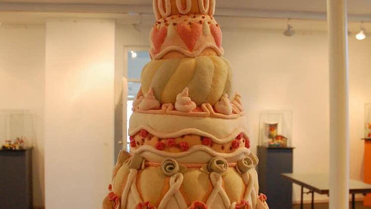 Die Geburtstagstorte ist aus Plüsch.