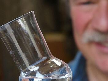 Wolfgang Fella aus Hammelburg steht hinter der Familientradition des Schnapsbrennens.