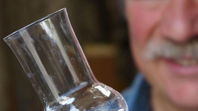 Wolfgang Fella aus Hammelburg steht hinter der Familientradition des Schnapsbrennens.