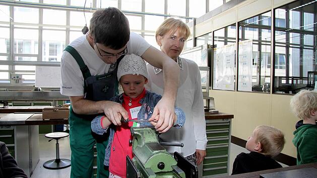 Auszubildender Dominik Lipp, Julika und Claudia Buchta am Schraubstock Fotos: Richard S&auml;nger