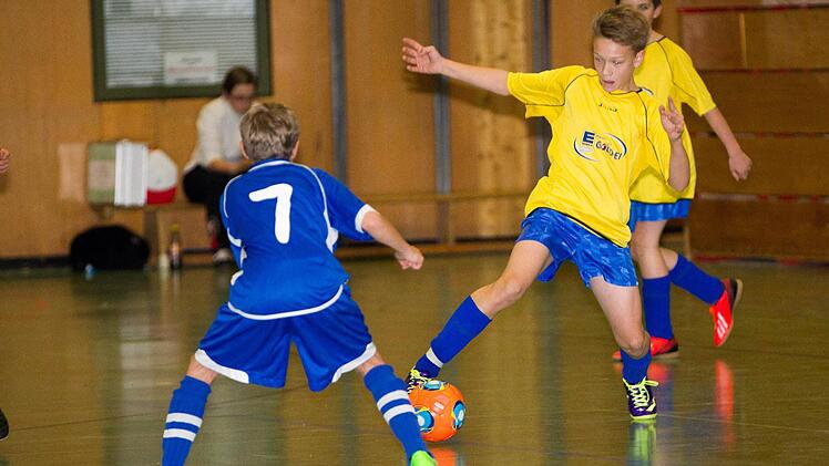 Die SG Steinberg (gelbe Trikots) hätte im letzten Gruppenspiel durch einen hohen Sieg gegen den TSF Theisenort noch den Einzug ins Halbfinale schaffen können, musste sich aber mit einem 2:0 begnügen und der SG Neuses somit den Vortritt lassen. Fotos: Heinrich Weiß