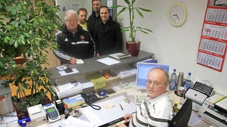 Weit vor der offiziellen Öffnungszeit hatte Rudolf Schmidt (vorne) schon viel Publikumsverkehr in der Eberner Zulassungsstelle, Es warten Julius Hellmuth, Michael Schad, Sascha Reif und Fabian Weber (im Hintergrund von links).  Foto: Ralf Kestel