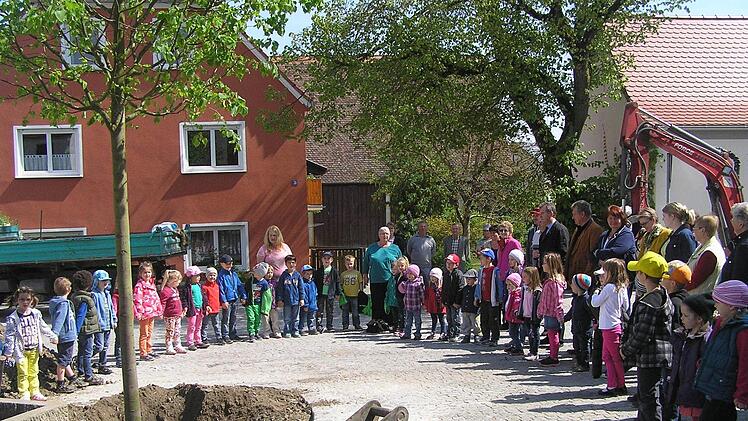 Die Pflanzung der Linde an der Fröschgass wurde vom Kindergarten begleitet.  Foto: Dallner
