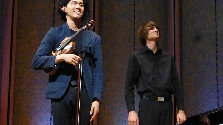 Der Geiger Iskandar Widjaja und der Pianist Vestard Shimkus beim Präludium. Foto: Ahnert