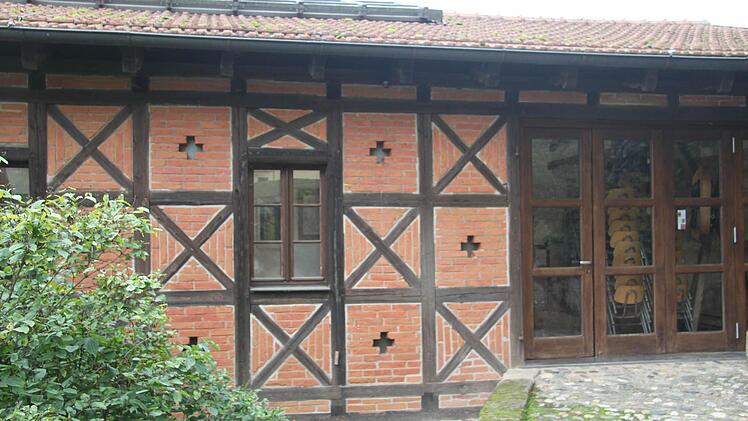 Achteinhalb jahre war Künstler Roland Friedrich im Wernsteiner Schloss angesiedelt, jetzt werden Iris von Künßberg-Schmidt und Restaurator Uwe Franke die Räumlichkeiten nutzen