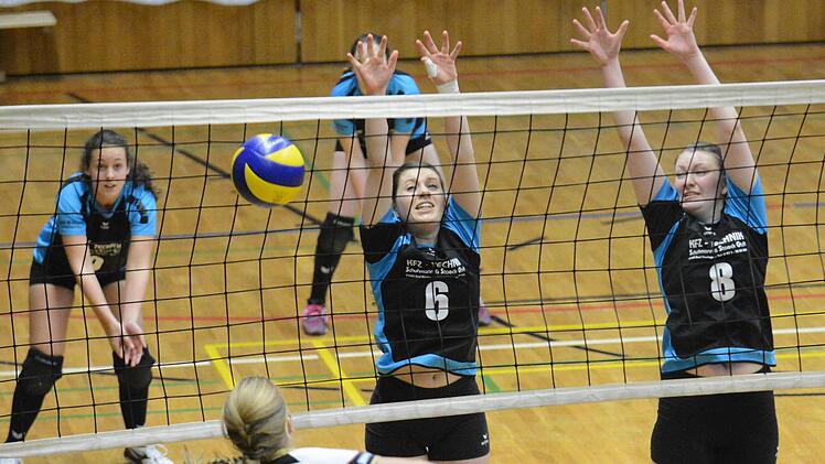 Die volle Punktzahl sicherten sich die Brückenauer Volleyballerinnen um (vorne, von links) Franziska Hahn und Theresa Hahn im Spiel gegen die TG Würzburg. Im Derby gegen die TSVgg Hausen wurde immerhin ein Zähler auf die Habenseite gezogen. Foto: ssp