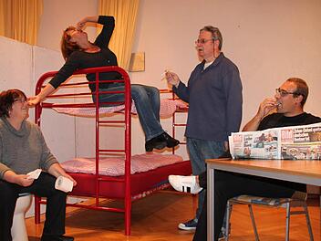 Die Theatergruppe "Die Zeitbeschleuniger" sucht Schauspieler. Am Freitag, 13. Mai, stehen (von links) Verena Ari, Simone Magdeburg, Wolfgang Gunzelmann und Stefan Weisel nicht auf einer Theaterbühne, sondern im Gasthof "Frische Quelle" in Kronach allen Interessierten Rede und Antwort.  Foto: Stephan Stöckel