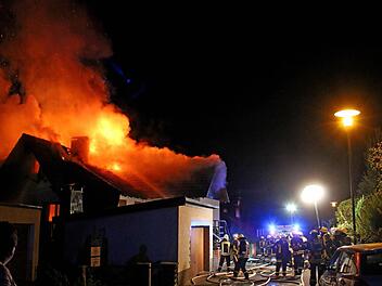 Flammen schlagen aus dem Dachstuhl des Wohnhauses. Foto: Steffen Vetter