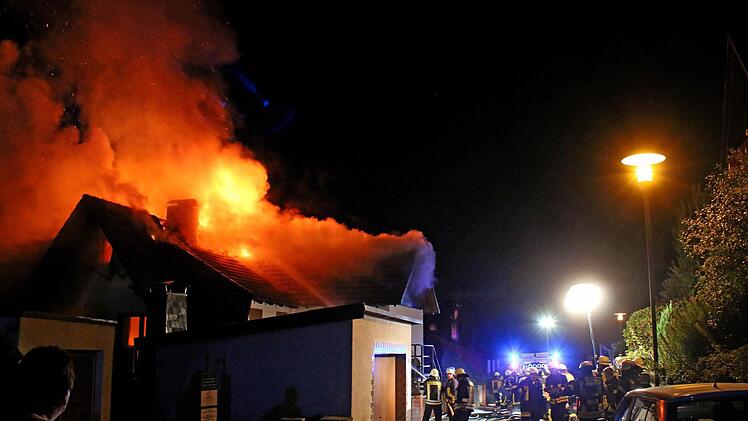 Flammen schlagen aus dem Dachstuhl des Wohnhauses. Foto: Steffen Vetter