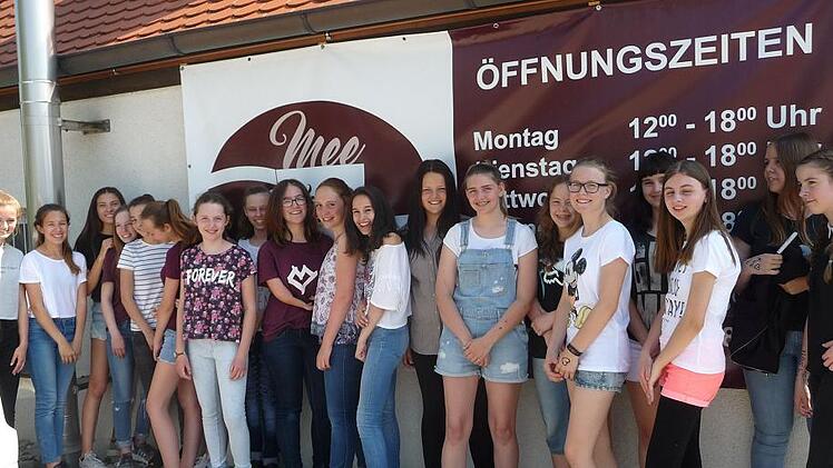 Schülerinnen in der Kaffeerösterei