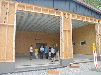 Für den Neubau eines Feuerwehrgerätehauses für zwei Feuerwehrautos in Haßlach wurden die Innen- und Außenputzarbeiten durch den Bau- und Umweltausschuss vergeben. Die Ausschussmitglieder und Bürgermeister Rainer Detsch (Dritter von links) überzeugten sich vor Ort vom Fortschritt der Baumaßnahmen. Foto: Karl-Heinz Hofmann