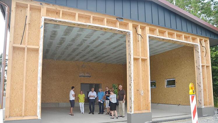 Für den Neubau eines Feuerwehrgerätehauses für zwei Feuerwehrautos in Haßlach wurden die Innen- und Außenputzarbeiten durch den Bau- und Umweltausschuss vergeben. Die Ausschussmitglieder und Bürgermeister Rainer Detsch (Dritter von links) überzeugten sich vor Ort vom Fortschritt der Baumaßnahmen. Foto: Karl-Heinz Hofmann