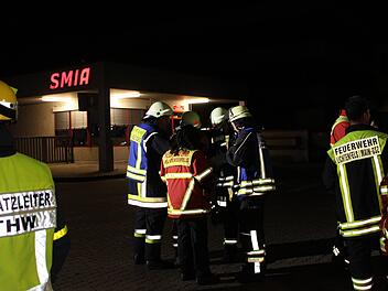 Nächtliche Einsatzbesprechung der Feuerwehren vor der Einfahrt zum Gelände des Automobilzulieferers SMIA in Michelau Foto: Ramona Popp