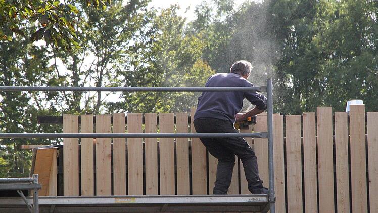 In der vergangenen Woche arbeiteten die Bauarbeiter an der Fassade.  Foto: Ulrike Müller