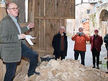 Der Vorsitzende des Vereins Zukunft für das Heimatspielhaus, Martin Kuchler, dankte vor Ort der Deutschen Stiftung Denkmalschutz für den Zuschuss. Die 20 000 Euro fließen in den Eigenanteil, den der Verein für die Sanierung der Scheune tragen muss.  Foto: Thomas Malz