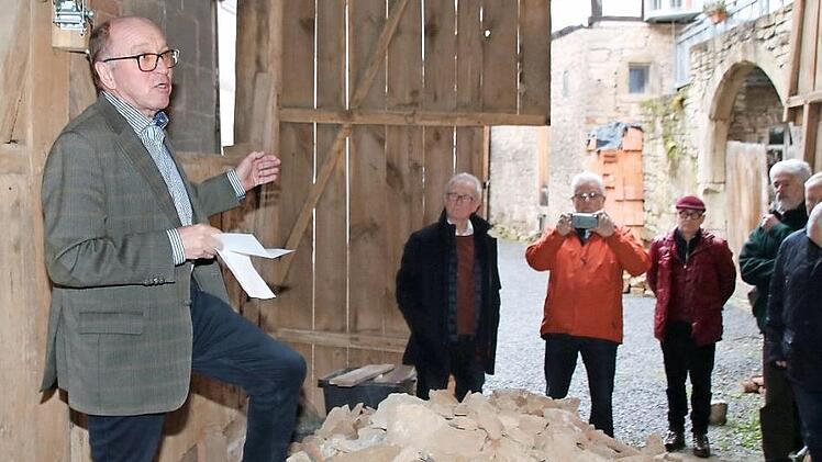 Der Vorsitzende des Vereins Zukunft für das Heimatspielhaus, Martin Kuchler, dankte vor Ort der Deutschen Stiftung Denkmalschutz für den Zuschuss. Die 20 000 Euro fließen in den Eigenanteil, den der Verein für die Sanierung der Scheune tragen muss.  Foto: Thomas Malz