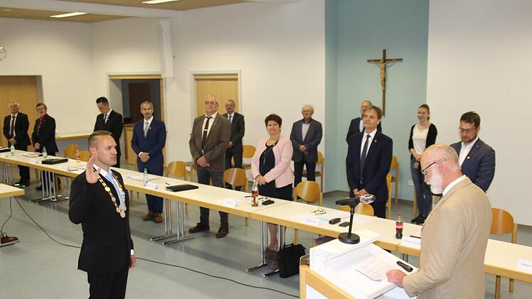 Thomas Schuhmann vereidigt im Pfarrsaal den Bürgermeister Mario Götz.Hilmar Ruppert