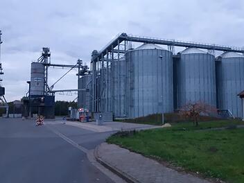 Hinter der bestehenden Siloanlage im Zeiler Hafen  können möglichwerweise fünf  neue Silos und eine Verladeschleuse entstehen. Ein Unternehmen hat Interesse, dort seinen Jahresvorrat Holzpellets zu lagern. Christian Licha